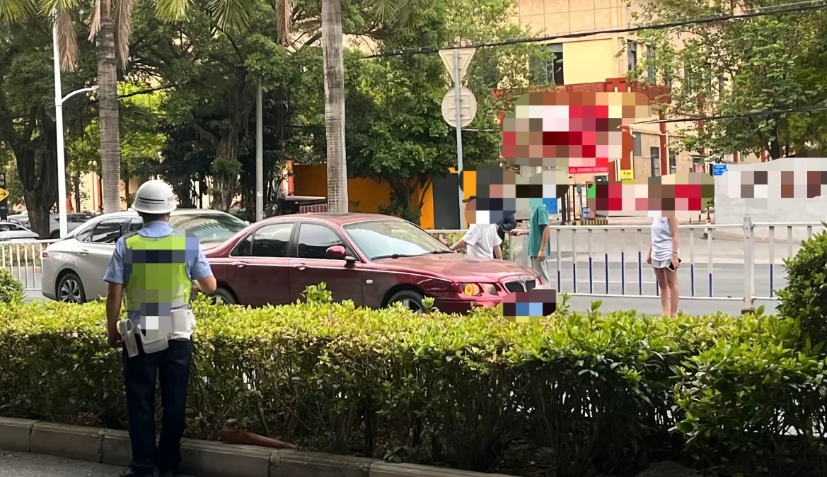 【河池网红在南宁开小车被别人追尾了】6月23日，据多名网友透露：在南宁某道路上看