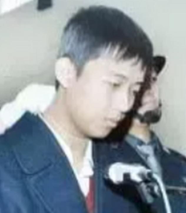 19岁的李旭拿着抢劫来的五十万当天就买了价值两千多块的摩托罗拉手机，晚上又是请狐