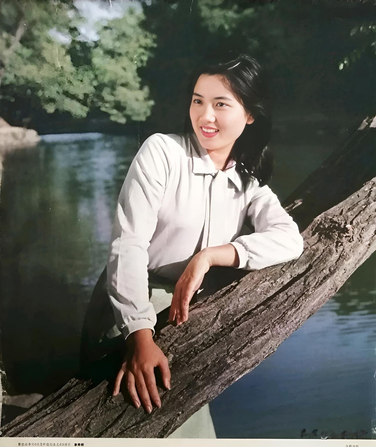 上联：一树梅花夜半开，下联怎么对半枝柳絮日中飞。