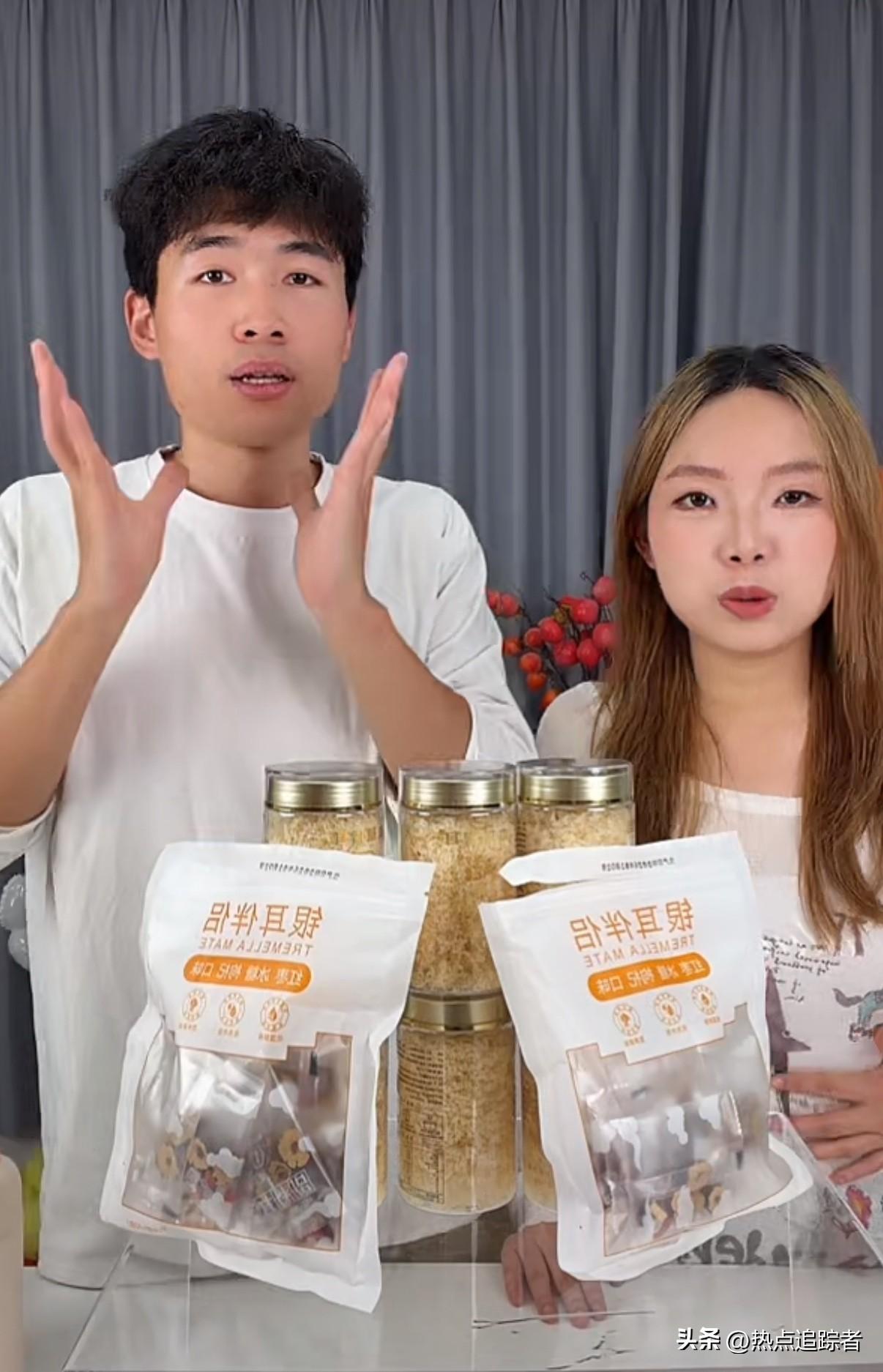 今晚七点，海军和大妹准时在海军的账号开启直播带货。直播间人气相当不错，刷到的时候