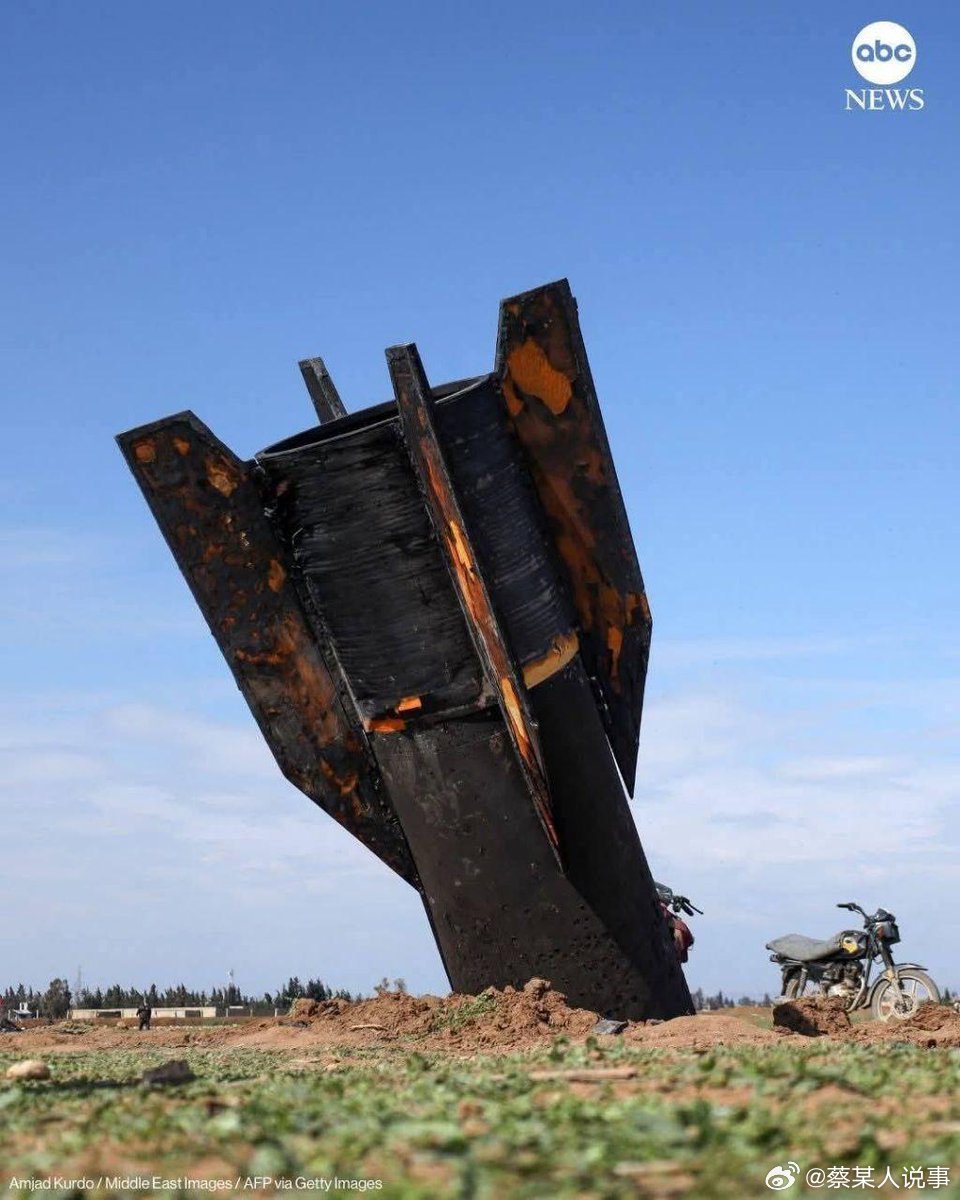 伊朗启动第21轮反击行动一枚未爆炸的伊朗导弹坠落在叙利亚东部卡米什利郊外的一片空