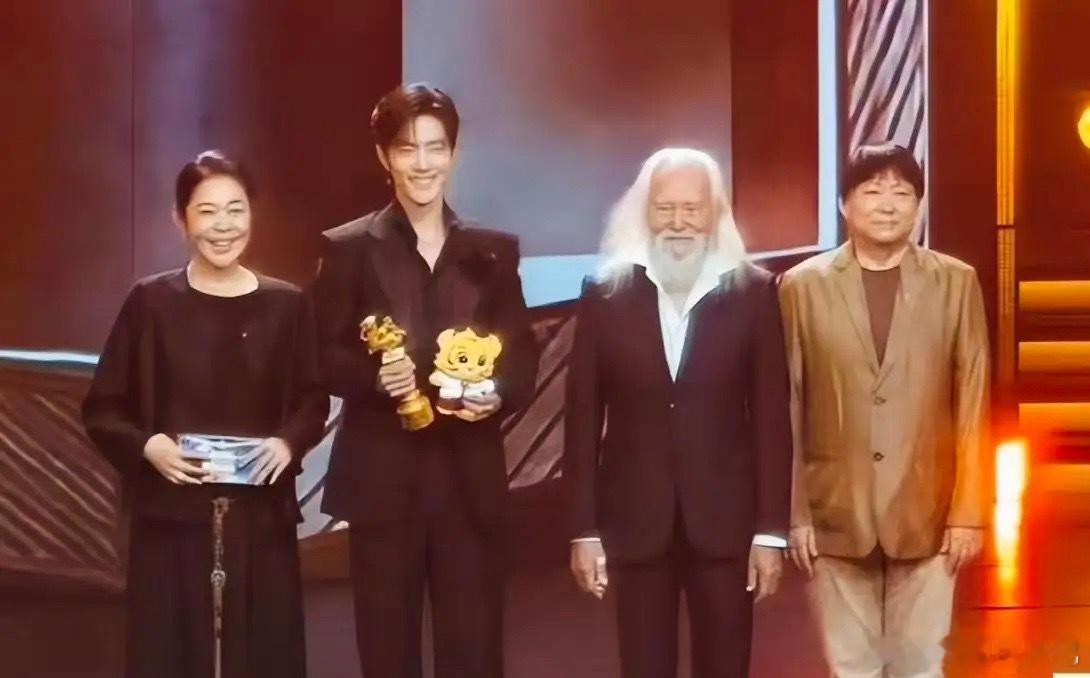 突然发现一个真相如果一个明星想要在颁奖典礼上出圈，一方面得靠硬实力，另一方面还要