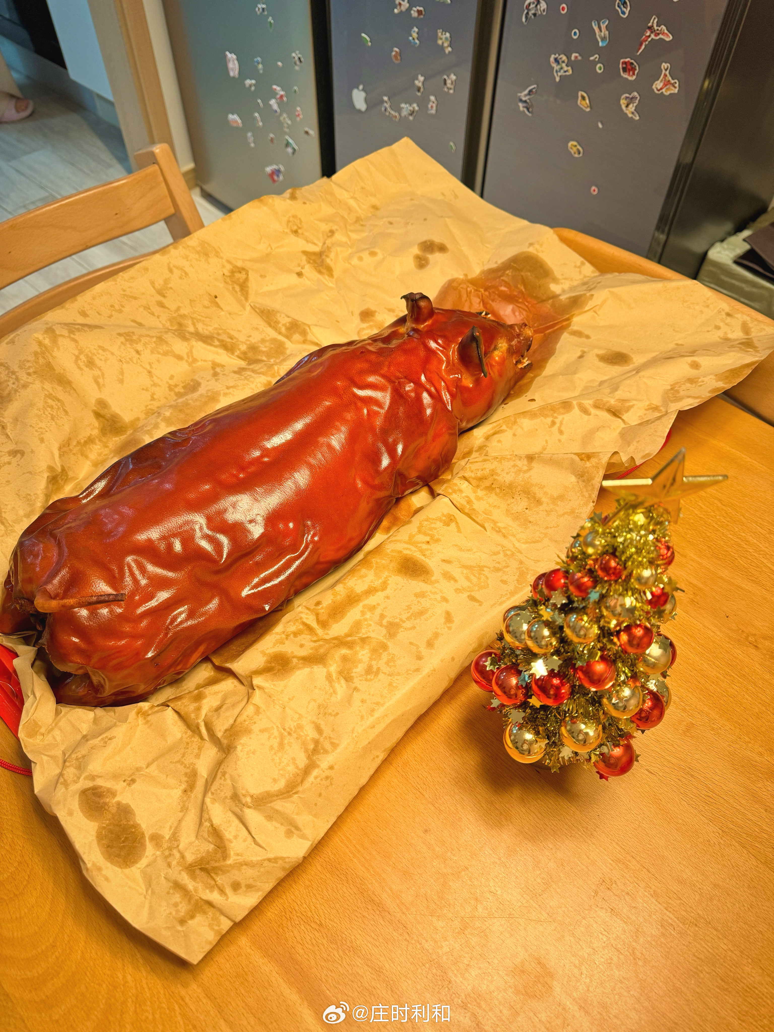 汪老师两口子来我家蹭饭还自带食材，这次直接提了一只猪过来。这菜太硬了，其他简单做