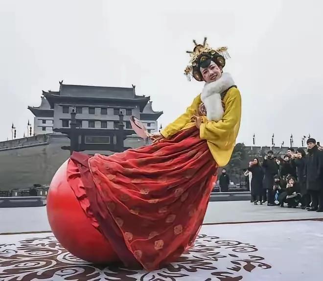 火遍全网的西安不倒翁小姐姐，
还是离开了坚守七年的大唐不夜城。
 
这不是不爱了