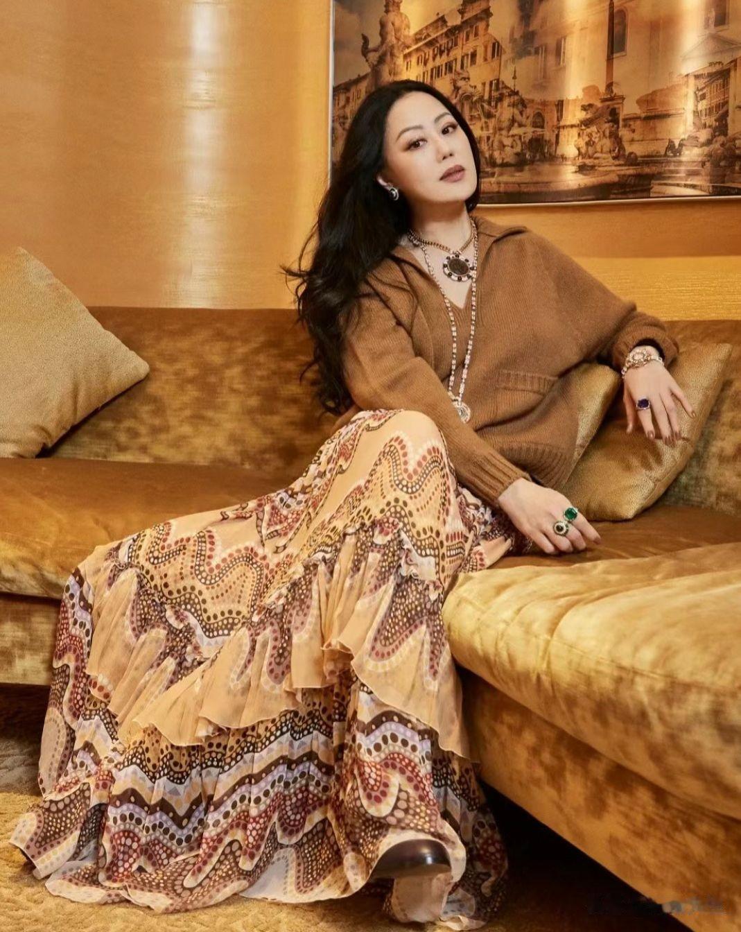 60岁章小惠为什么没有“大妈感”？看她的发型和穿搭，你就懂了
大龄女性想要避免出