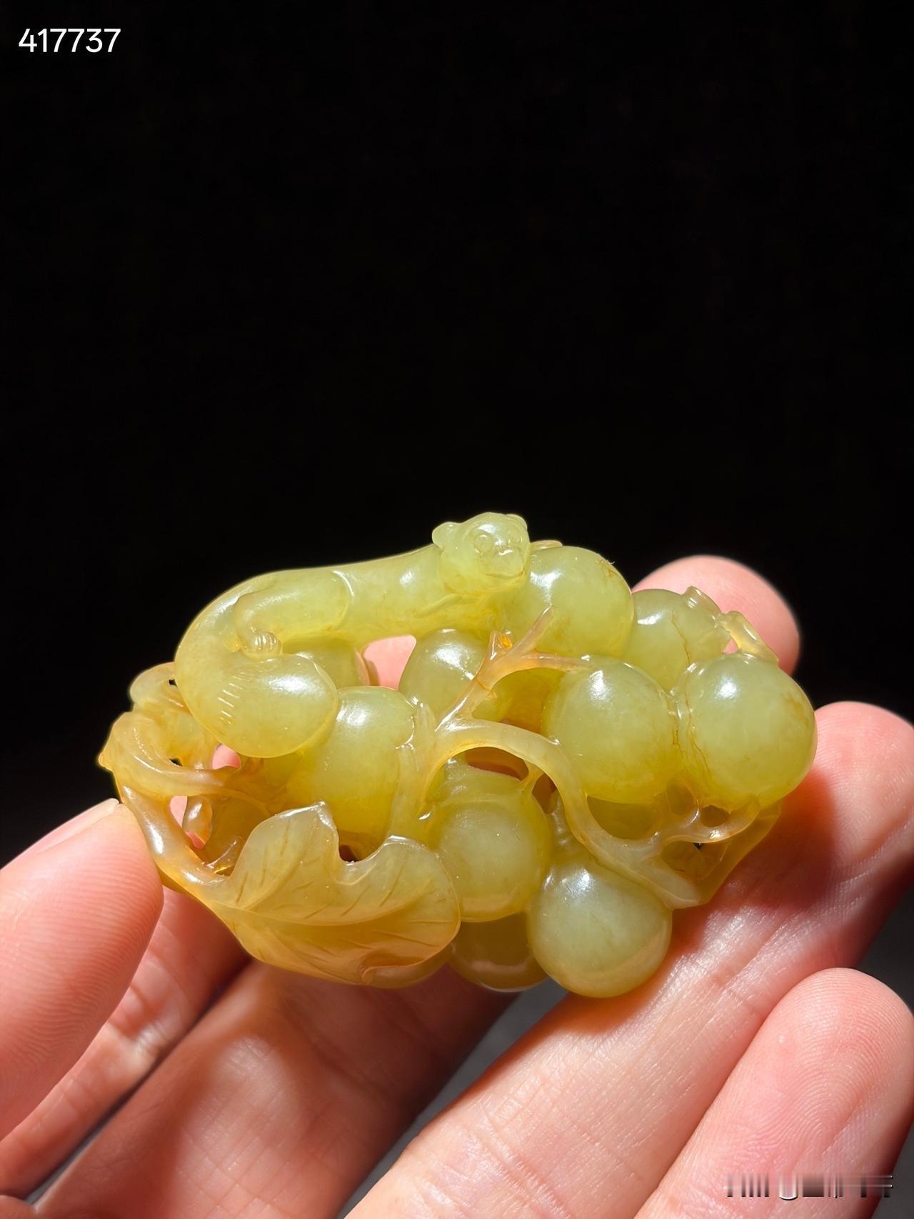 清和田玉黄玉松鼠葡萄雕件
尺寸5.5×3.7×2.3厘米，重量45.6克