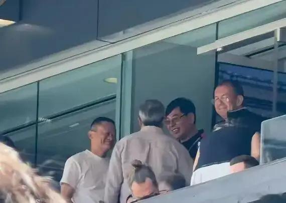 马云被拍到现身世界杯决赛现场。有消息说，杨元庆、李彦宏、程维和陈立武等商界大佬也
