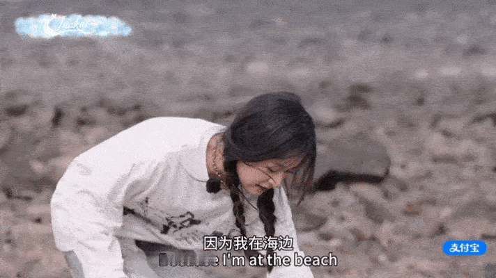 沈月用海边垃圾做打卡装置沈月脑袋瓜子浪漫且聪明 别人去海边看风景，沈月去海边捡垃