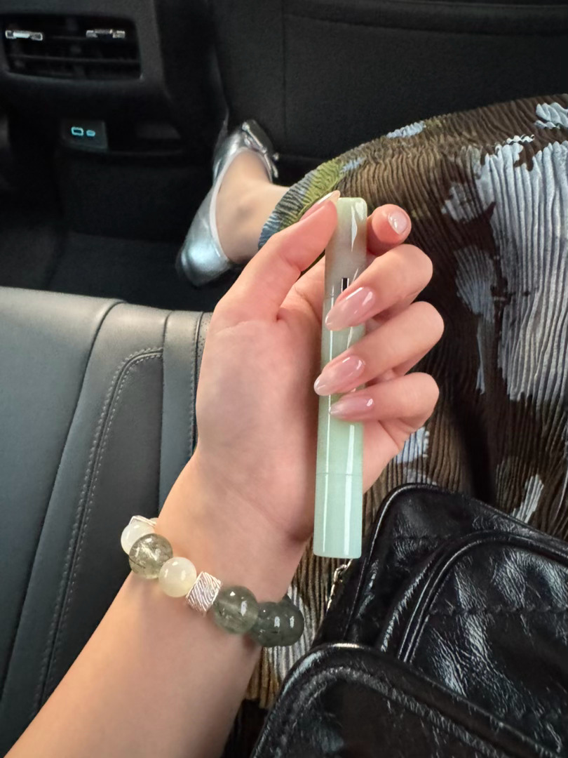 从未给一个美甲发过9张图但是好好看啊！！忍不住到哪都拍一张白色渐变➕追光猫眼➕极