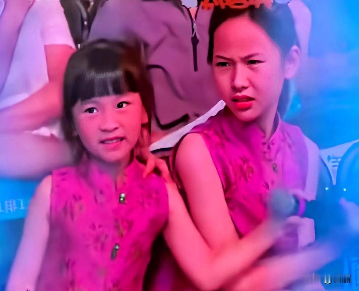 许嵩这波操作够细节控！

昨晚演唱会现场出现戏剧性一幕，有位举着奖状的女粉丝被镜
