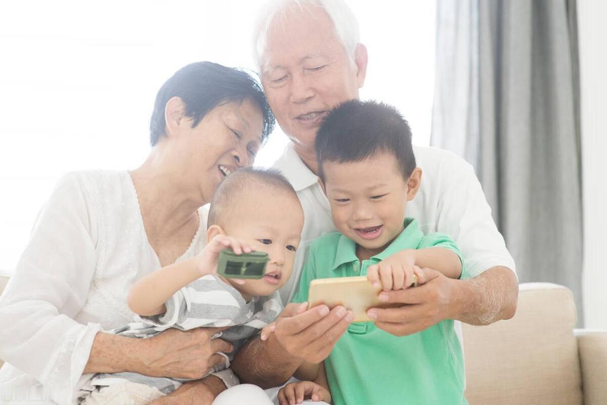 称呼爷爷奶奶和外公外婆，潮汕话都一样，叫“阿公阿嫲”。

很少有人单独将“外公外