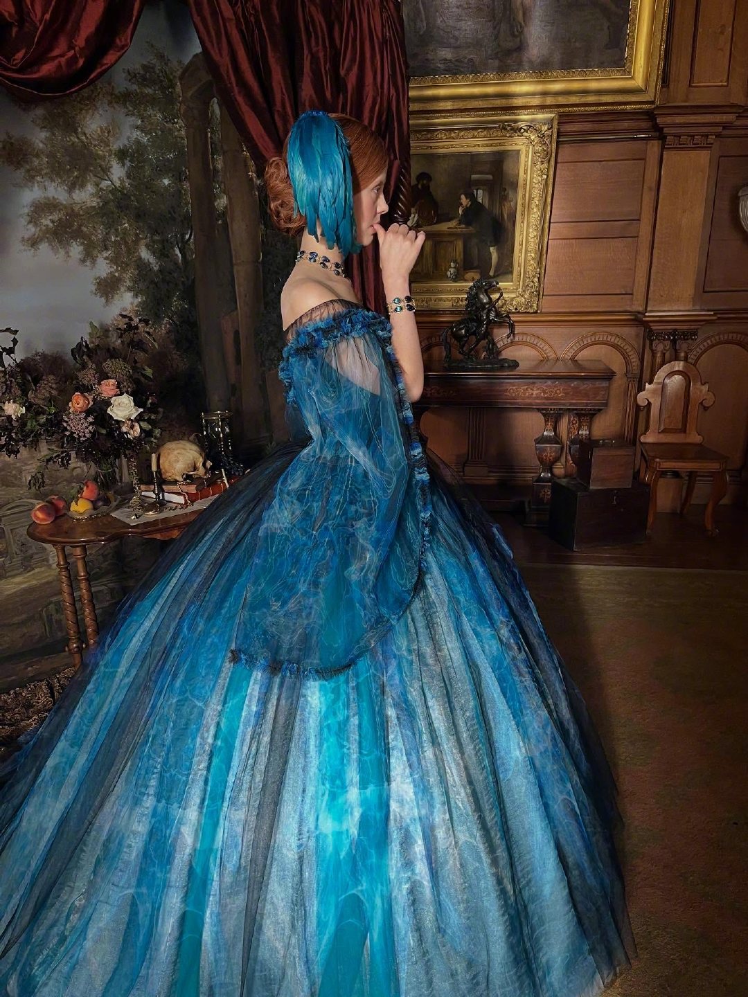 米娅·高斯，幕后新图本片是陀螺导演继《猩红山峰》之后，与服装设计师凯特·霍利的再