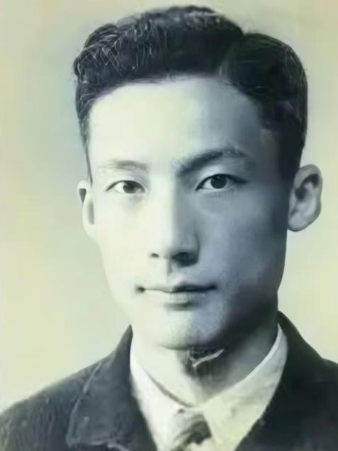 1949年，毛人凤下令处死朱君友。朱君友坦然赴死，却发现枪决他的2名特务，朝他频