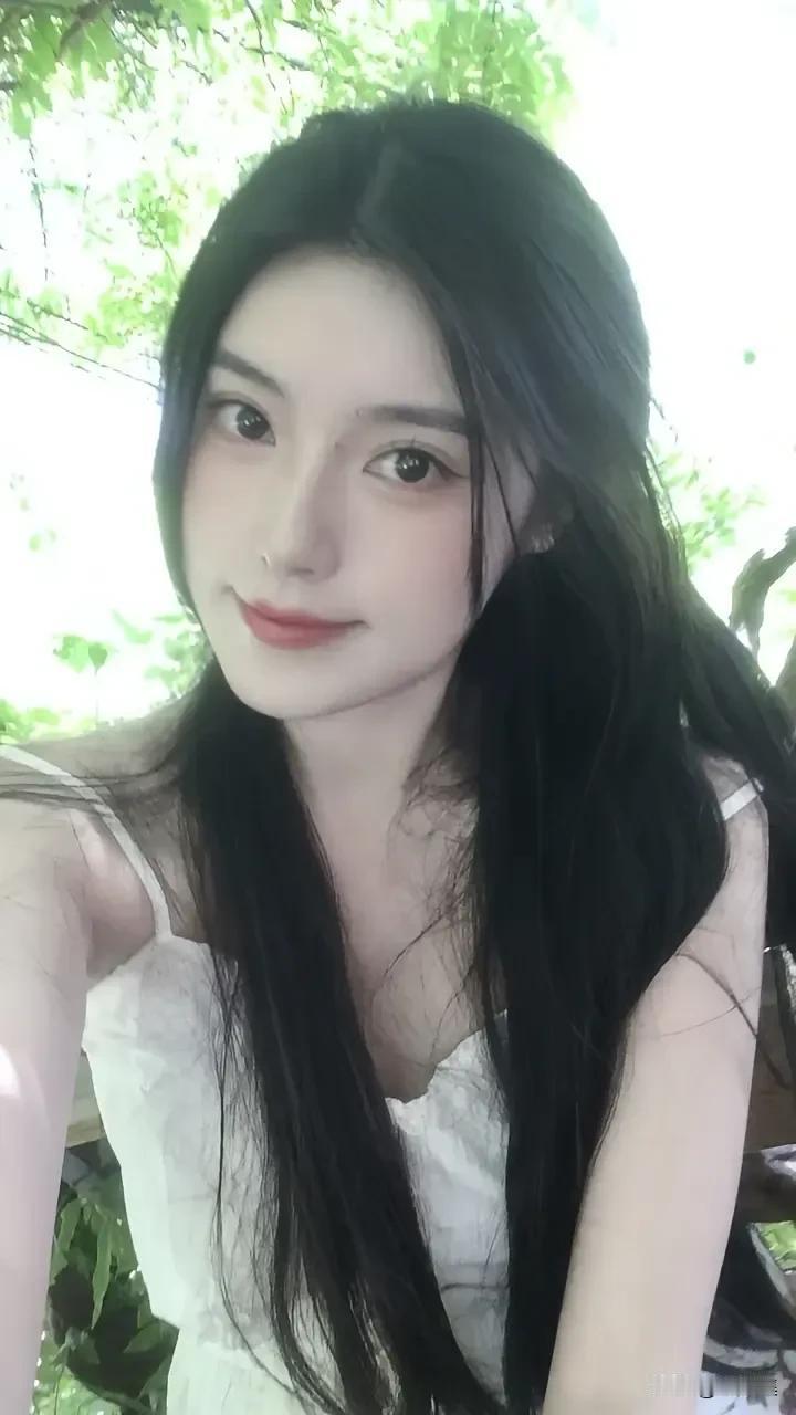 绿树阴中人，笑语如春风。