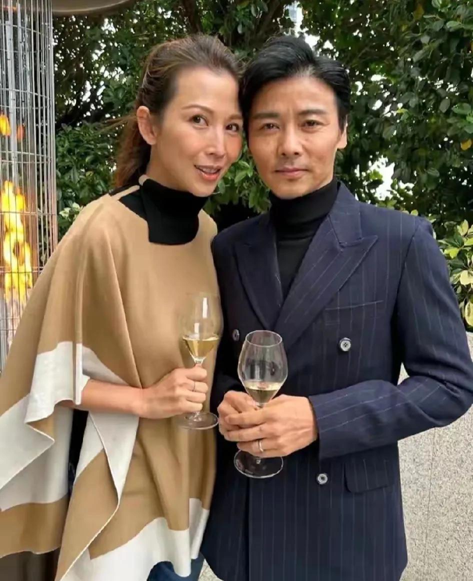 蔡少芬和老公张晋同框
这个画面，看起来好真实呀
蔡少芬很美，张晋很帅
美女帅哥同