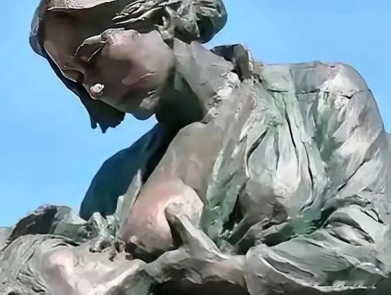 1941 年，山东哑妇用乳汁救活了八路军庄新民。44 年后，庄新民离休后去看望救