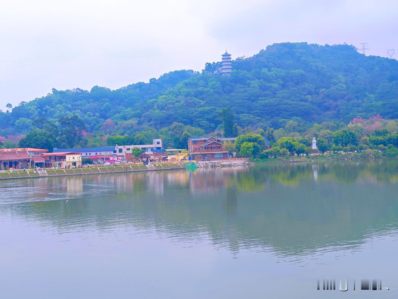 在福建省漳州市植物园不远处的九龙江西溪畔，有一座“小湄洲岛”。岛上有宝林寺、妈祖
