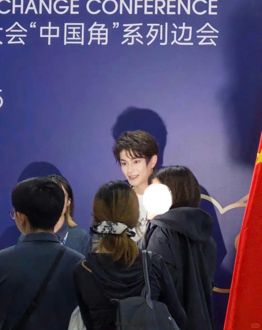 丁禹兮受邀作为中国青年代表，参与巴西联合国气候大会中国角的相关主题活动，根正苗红