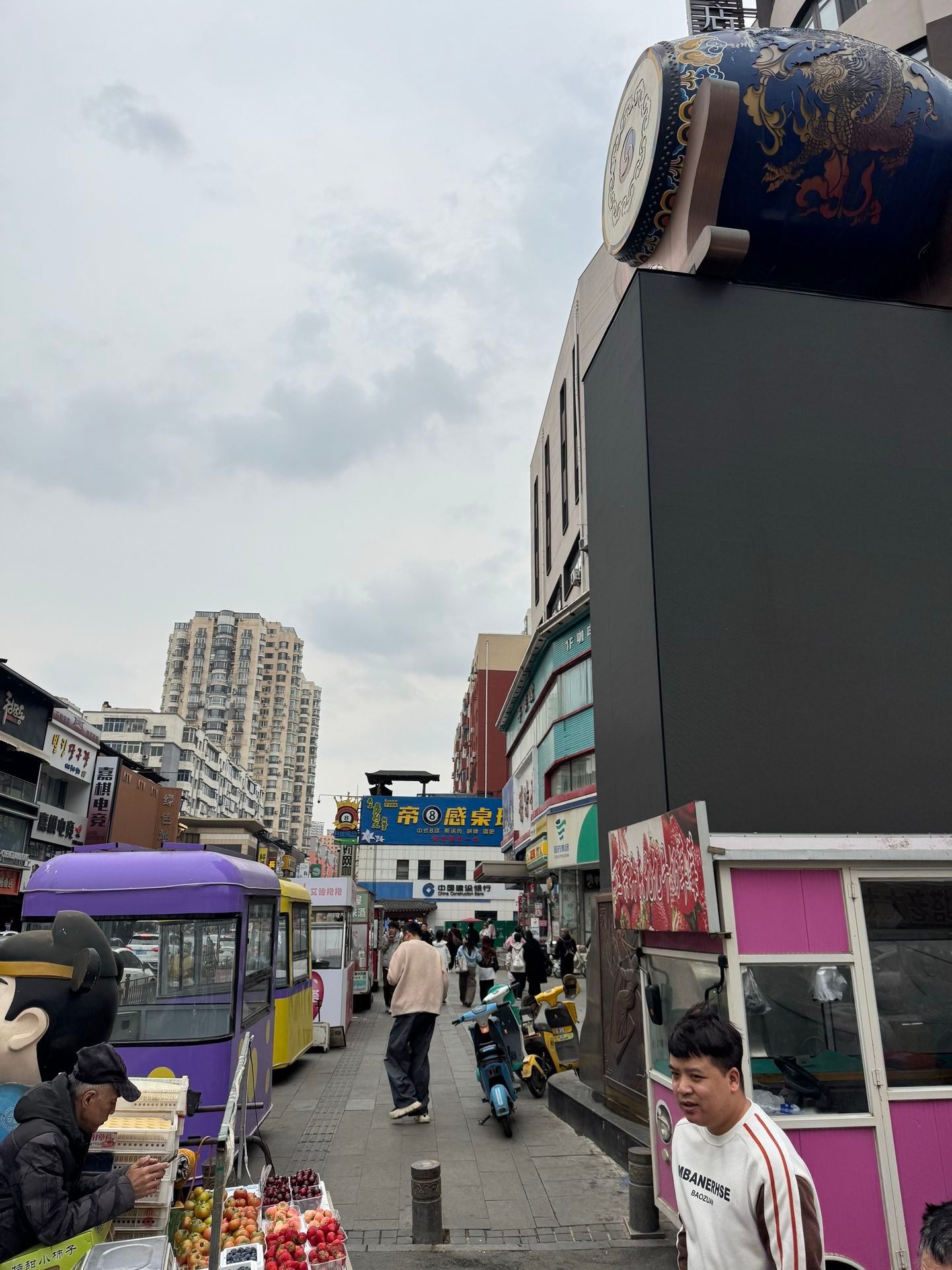 辽宁铁人球员元敏诚西塔逛吃：一晃十年过去了 西塔还是有变化。中超联赛