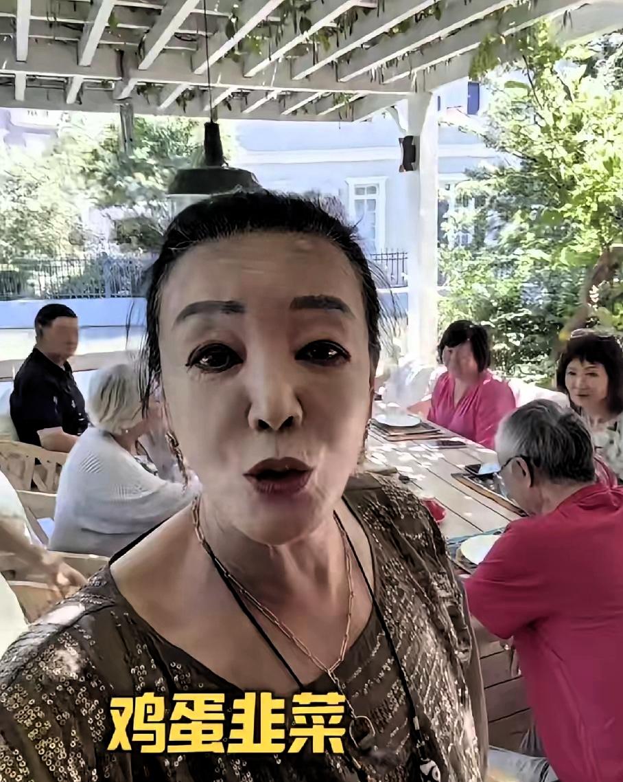 小汪宝百天了，家里人多，都在忙，筱梅帮着干活，小菲也没闲着，兰姐在屋里转，大家心