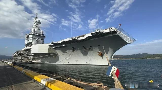 法国海军上将波塞斯近日表示，发货的航母战斗群参与了对俄乌冲突局势的侦察！
当被问