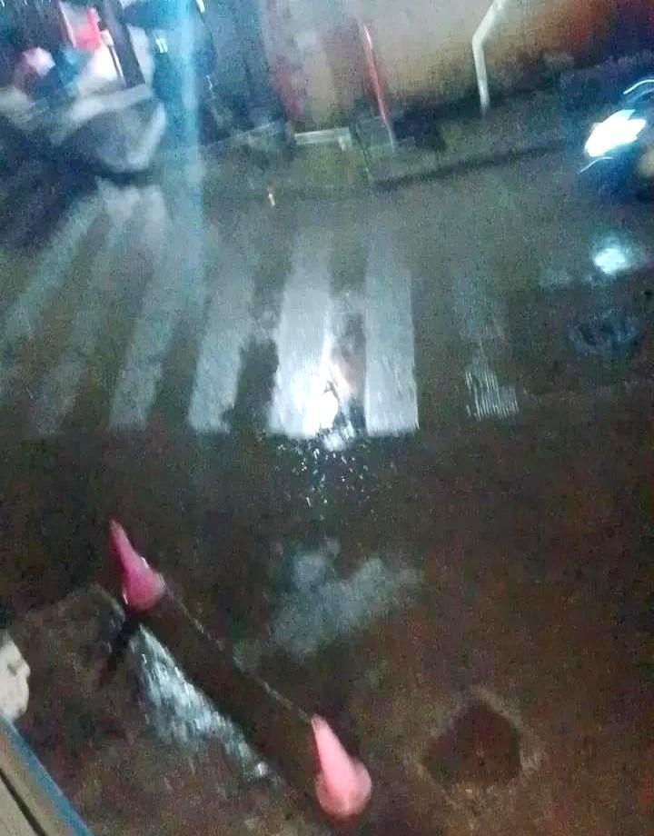 昆明的雨，从来不打招呼。
你刚把衣服挂出去，天就黑了。
晾衣杆上挂的不是衣服