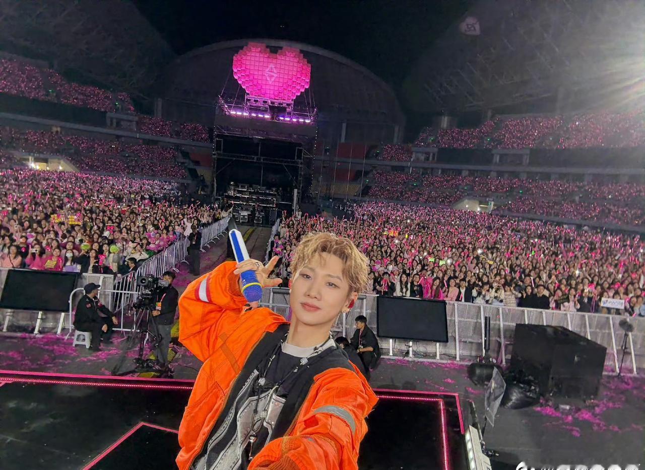 南宁演唱会早期开场的裤子好宽松，汪苏泷瘦太多了，快换紧身点的，不然衣服都晃荡。