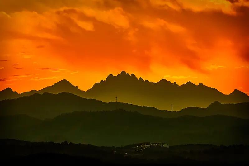 上联：霞光落尽千山静，求下联云影飘过万川闲。