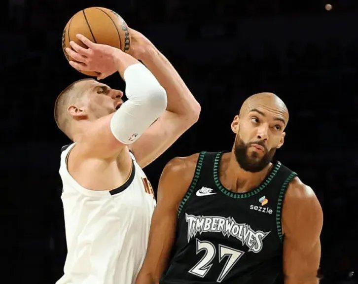 全场比赛约基奇出战40分钟，22投8中（三分球3中0），罚球8中8，贡献24分+