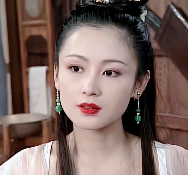 董卓伏诛后，王允与吕布共掌长安朝政。貂蝉私下提醒王允，奸贼虽除，真正倾覆汉室的祸