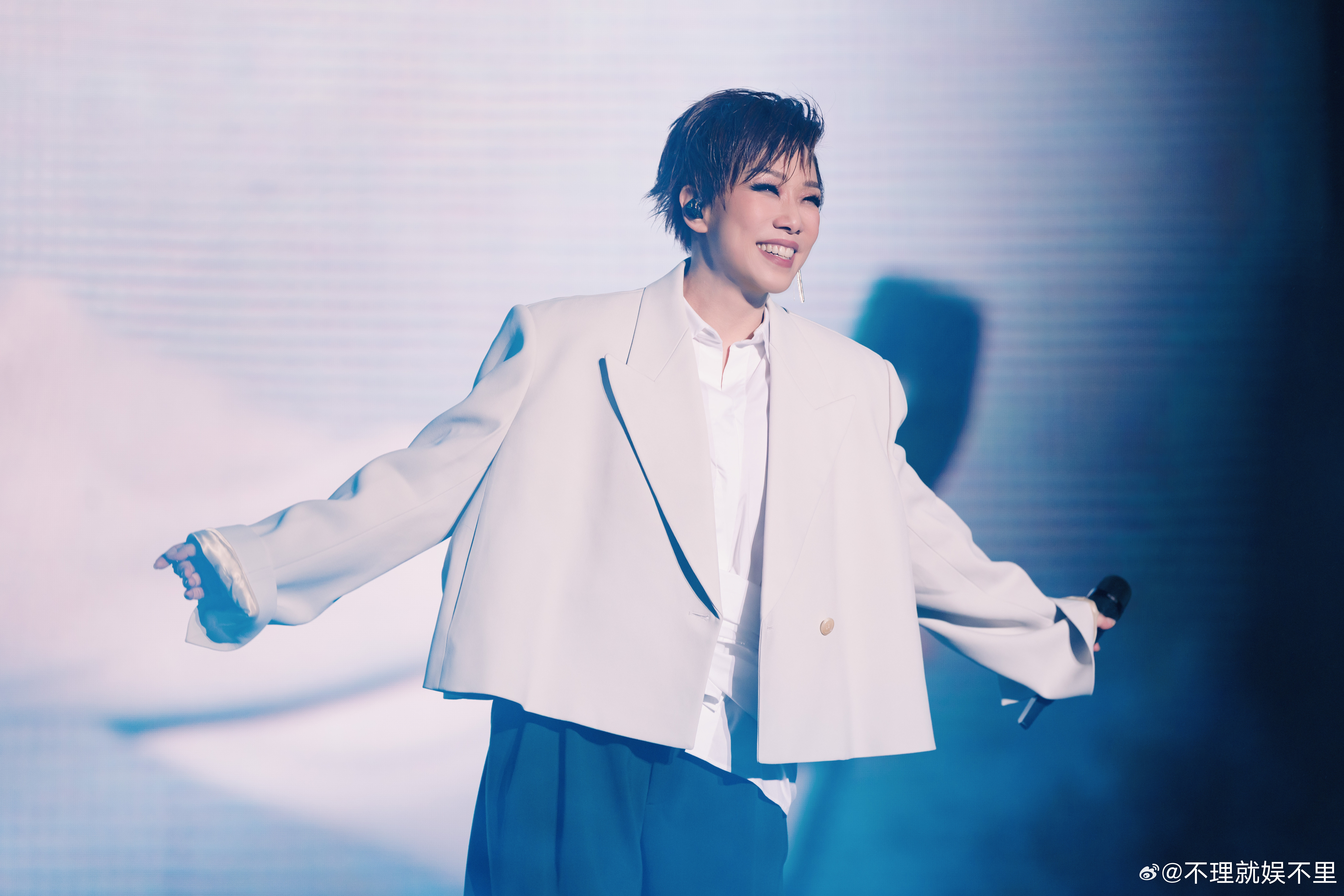 林忆莲巡演首站上海⏳时间沉淀经典旋律，林忆莲上海开启巡演终章，全新编曲带来治愈音