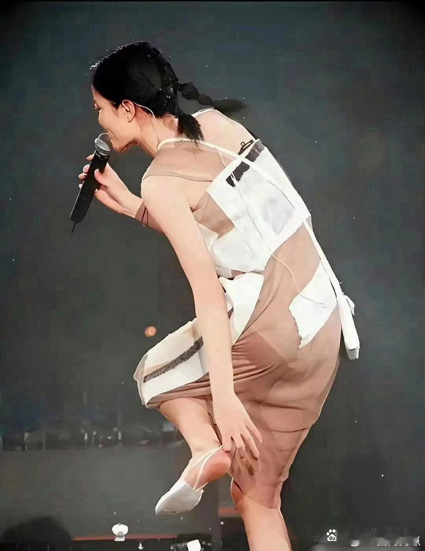王菲演唱会穿搭独具一格，大胆身着无底高跟鞋惊艳全场，天后气场独一无二，舞台表现力