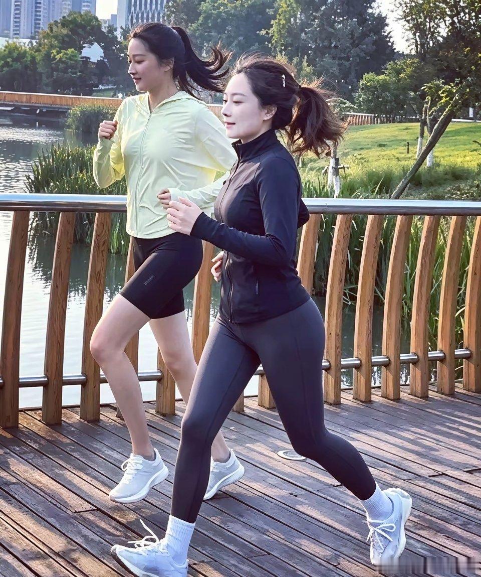 关晓彤户外跑步，这腿是真长啊，据说旁边是她的健身私教，身材也是超级棒！ 