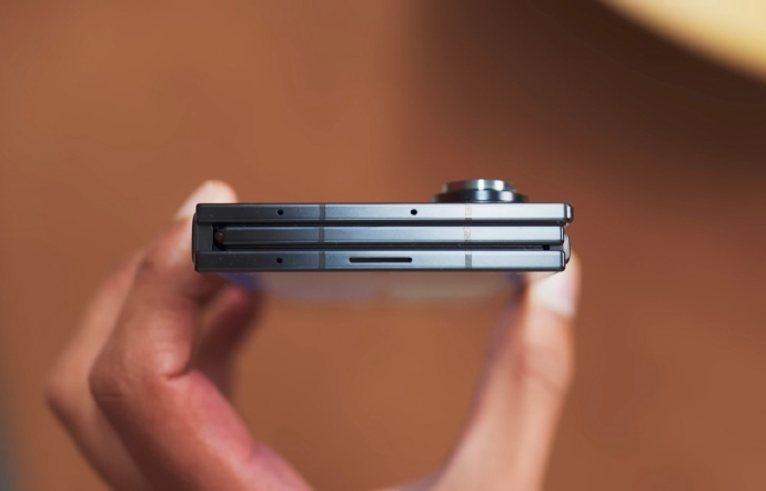 三星首款内折三折叠机Galaxy Z TriFold展开最薄3.9mm，折叠后1