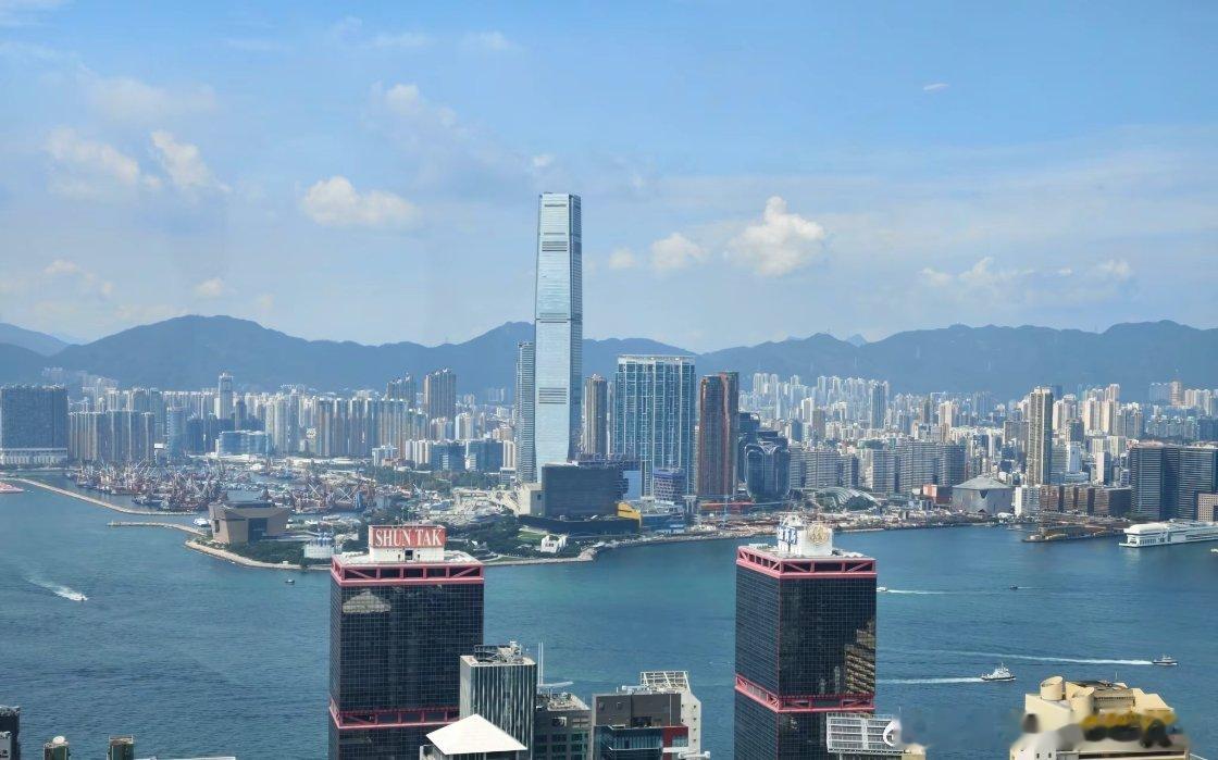 好久没回香港新家拍照了，回北京之前加加人气 ​​​
