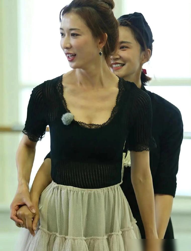 别盯着林志玲那身黑蕾丝感叹岁月静好了。
我告诉你，这不是冻龄，这是一场血淋淋的