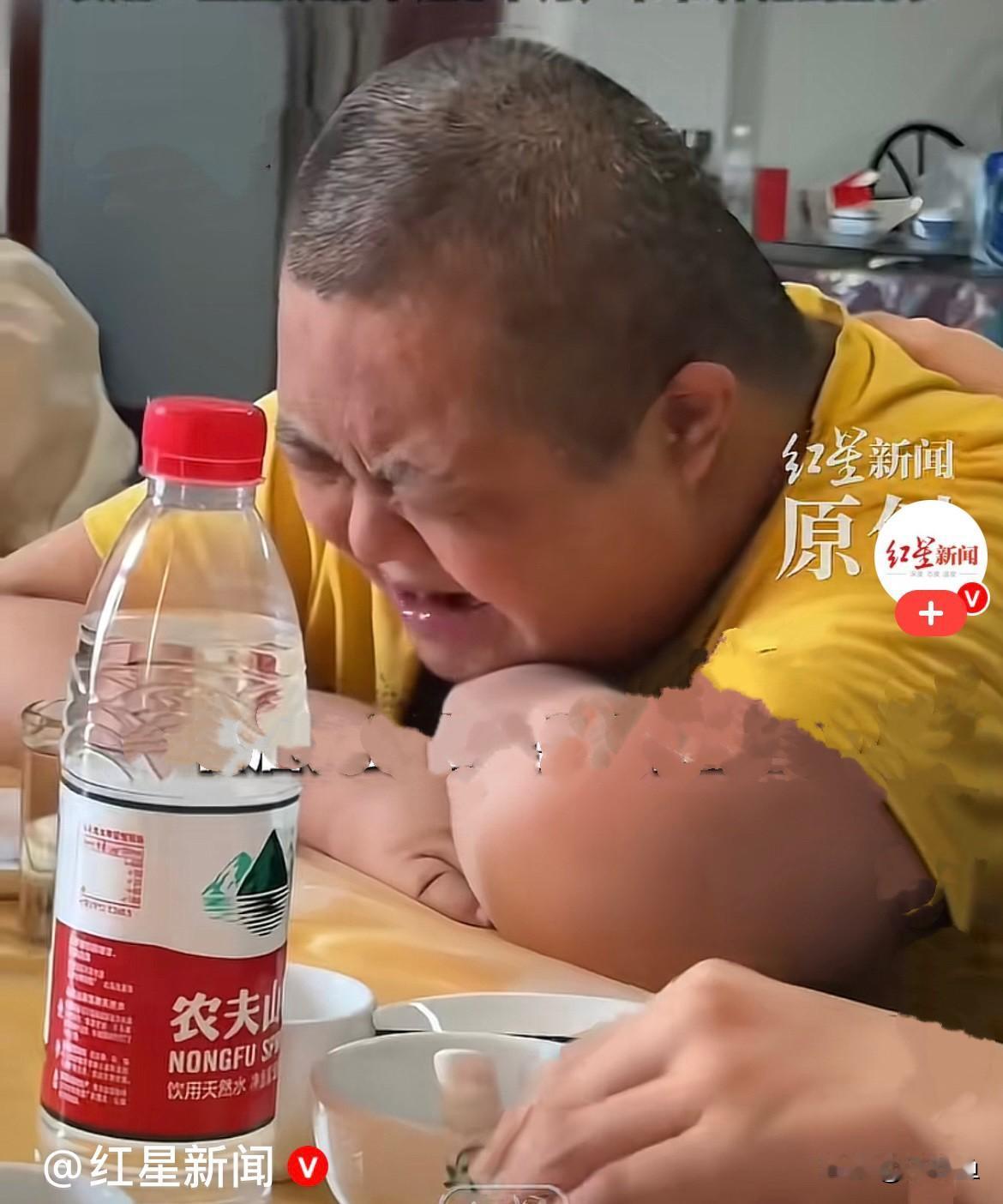 近日，山东济宁一场普通的葬礼上，一个23岁的唐氏综合征小伙，哭得撕心裂肺、浑身颤
