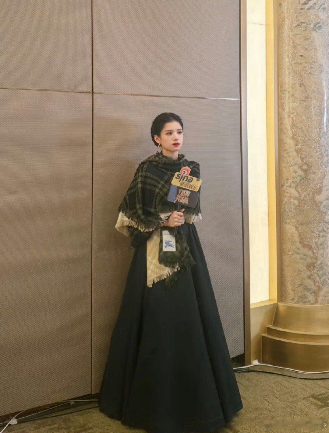 她的美是很传统古早女星的美仿佛回到了千禧年生机勃勃的流金岁月 张婧仪 ｜ ​​​