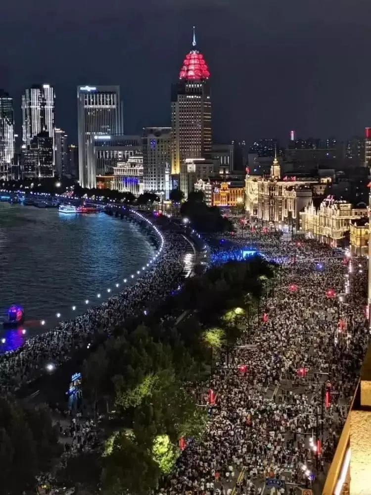 国庆到外滩你以为是看江？
人潮“浪奔”，想挪步得跟着“浪流”。