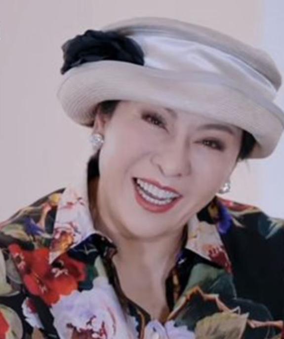现在最高兴的人肯定是向太
原因很简单，不是向佐翻红了
也不是带货赚钱了，而是向佐