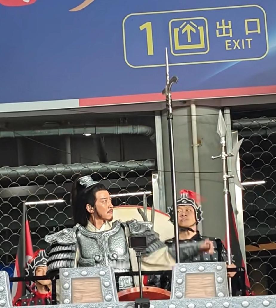 何润东是真的不老男神，近日亮相苏超现场为宿迁队打气，一身霸王装扮仿佛是楚霸王本尊