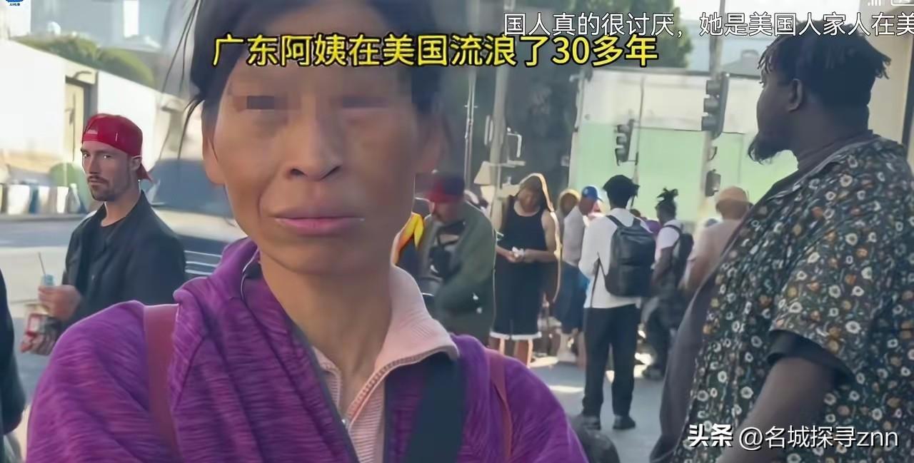 这个阿姨在美国，不知道什么是直播，她只是去领一份中国人发的酱香饼。
没想到她一家