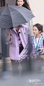 张凌赫开推3撑伞路透张凌赫开推3男模既视感 开始推理吧张凌赫撑伞路透太绝啦！从他
