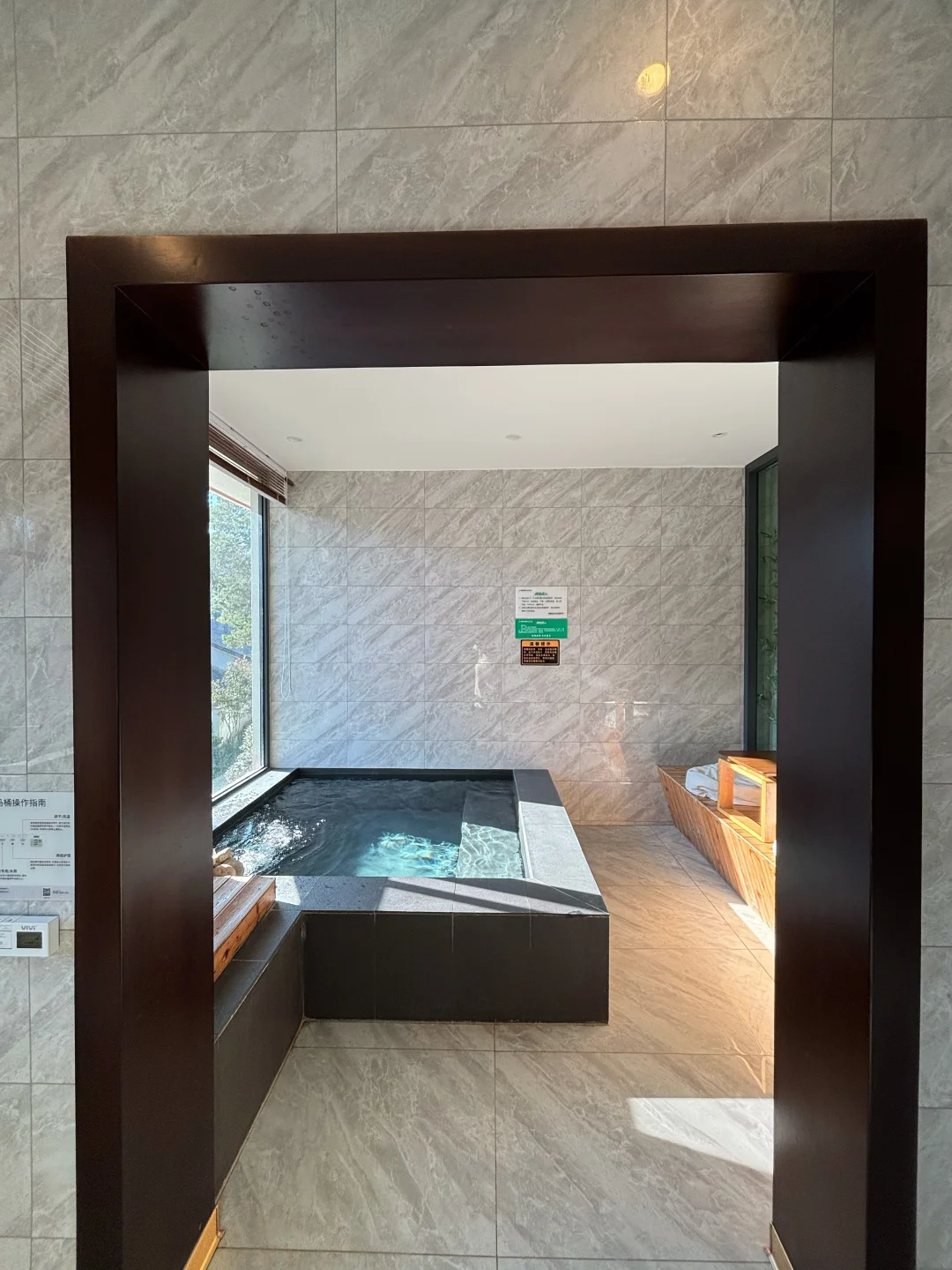 春节。我把时间留给自己，森林窗景泡私汤！