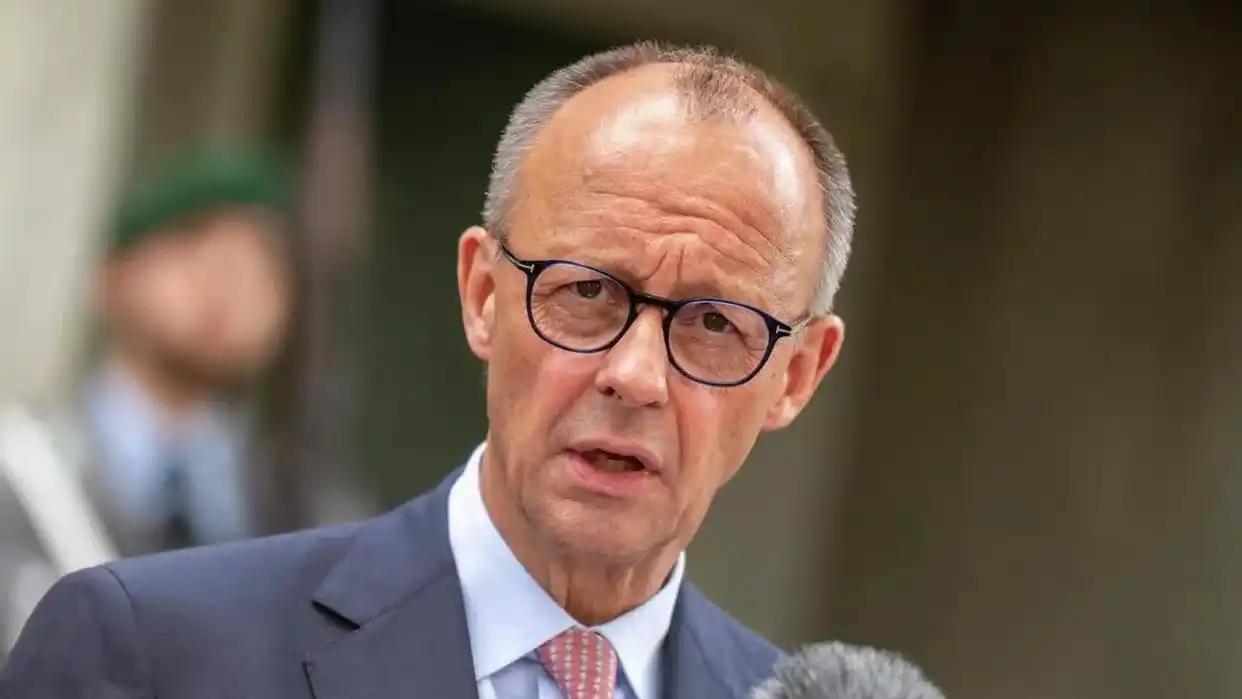 德国总理承认了。
 
默茨最近在媒体面前说了一段话，仔细琢磨，挺让人费解。
 
