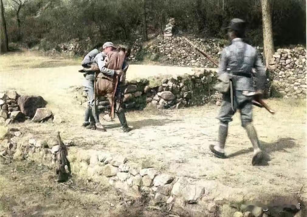 这张照片，记下了一场真刀真枪的近身肉搏！咱们的战士跟日本鬼子死死揪在一起，手里的