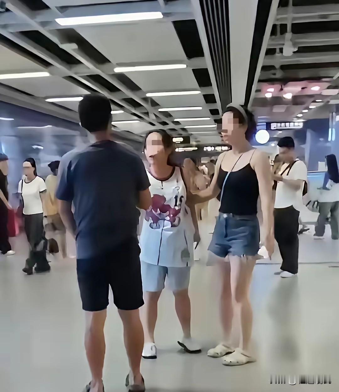 这个男子还是太年轻了！
在地铁里，被两个女生指控性骚扰，竟然想要调取监控自证清白