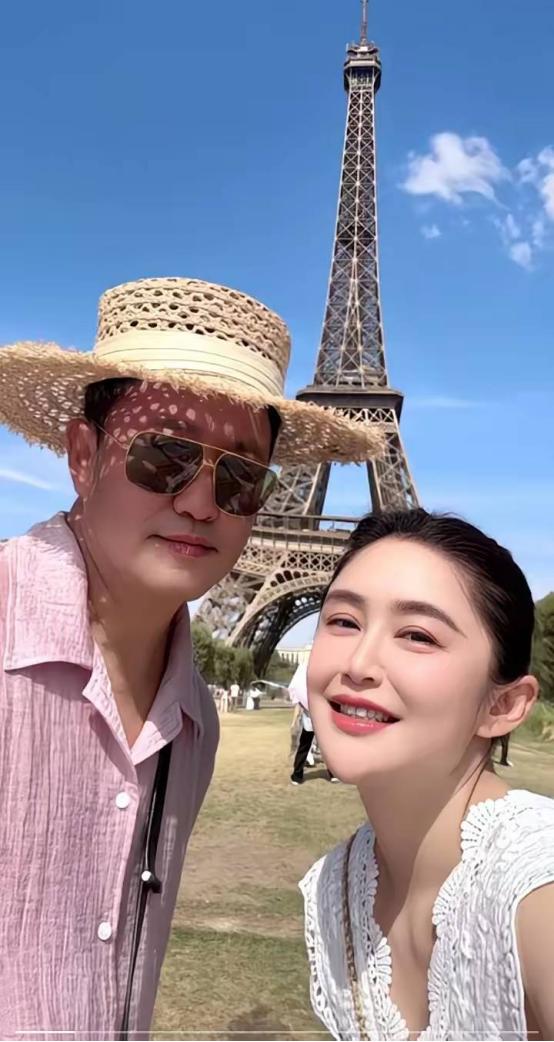 王长贵带着娇妻来到法国旅游，两人坐在街头悠闲地吃着法餐。这一次，“主任”终于走出