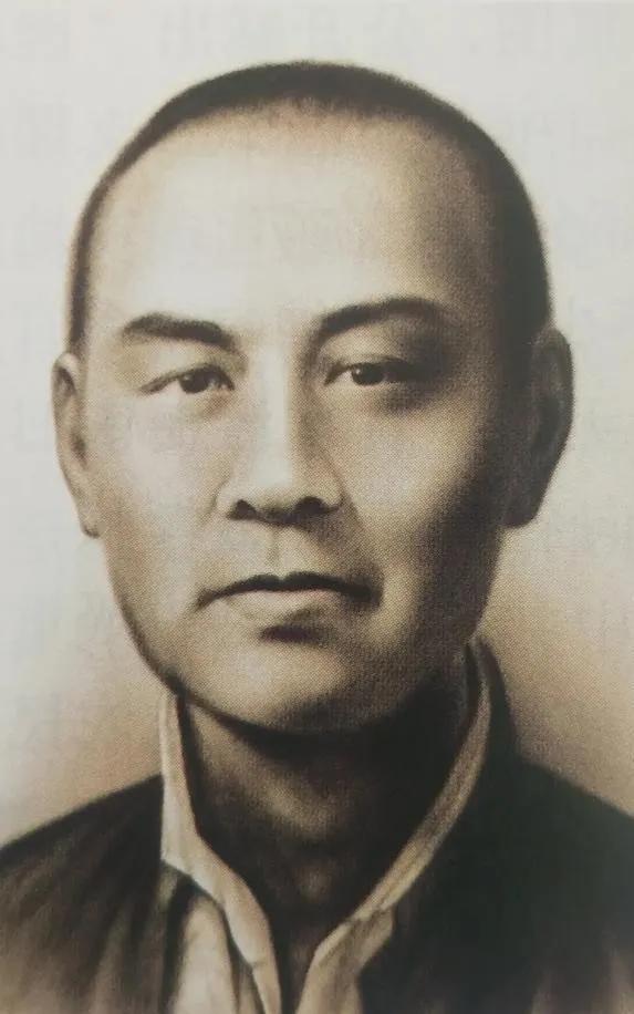 1938年7月，国军少将张岚峰率部投日。不久后他的弟弟张俊峰和日军发生纠纷，被日