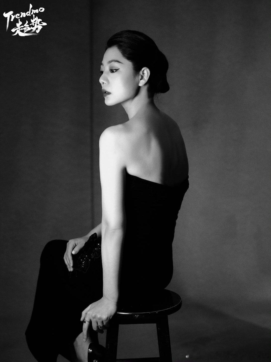 王真儿地母系美人  才知道王真儿，这组大片直接圈粉。大地沉稳与神性光芒在她身上完
